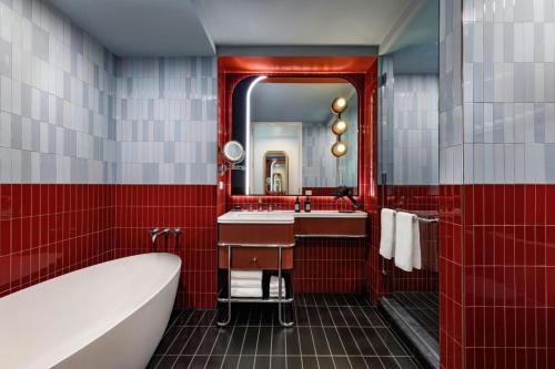 Suite Junior con balcón y vistas del hotel W Hoboken. Foto 11