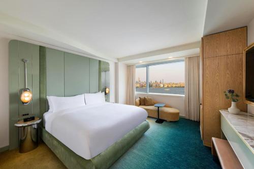 Suite Junior con balcón y vistas del hotel W Hoboken. Foto 12