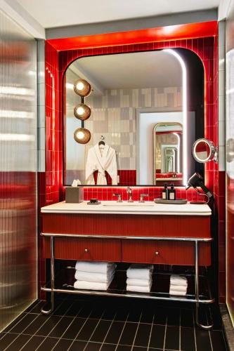 Suite Junior con balcón y vistas del hotel W Hoboken. Foto 14