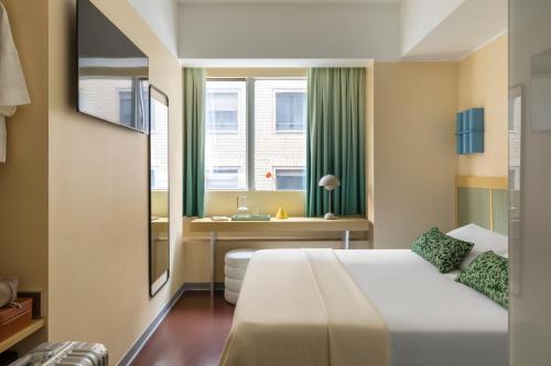 Habitación Doble Pequeña del hotel Moderno Roma. Foto 8
