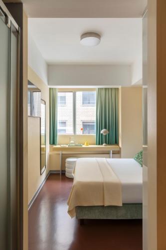 Habitación Doble Pequeña del hotel Moderno Roma. Foto 9