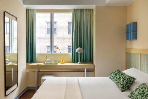 Habitación Doble Pequeña del hotel Moderno Roma. Foto 10
