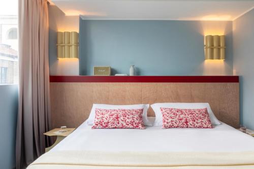 Habitación Doble Deluxe con balcón del hotel Moderno Roma. Foto 2
