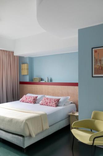 Habitación Doble Deluxe con balcón del hotel Moderno Roma. Foto 3