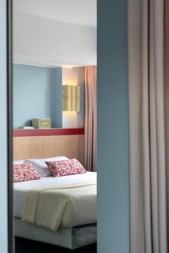 Habitación Doble Deluxe con balcón del hotel Moderno Roma. Foto 4