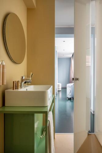 Habitación Doble Deluxe con balcón del hotel Moderno Roma. Foto 7
