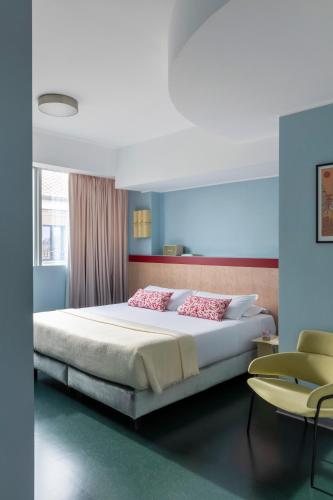Habitación Doble Deluxe con balcón del hotel Moderno Roma. Foto 8
