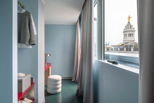 Habitación Doble Deluxe con balcón del hotel Moderno Roma. Foto 9