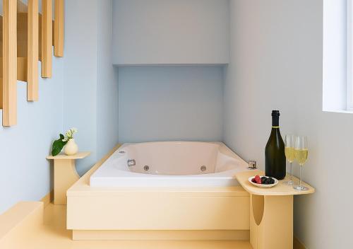 Suite con bañera de hidromasaje del hotel Moderno Roma