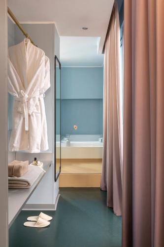 Suite con bañera de hidromasaje del hotel Moderno Roma. Foto 4