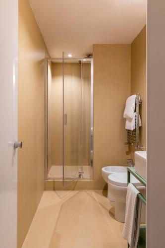 Suite con bañera de hidromasaje del hotel Moderno Roma. Foto 6