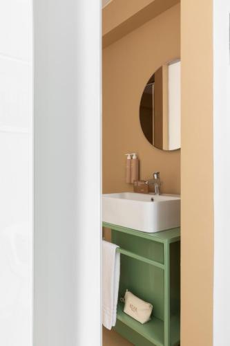 Suite con bañera de hidromasaje del hotel Moderno Roma. Foto 9
