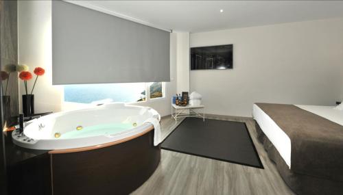 Suite Superior con vistas al mar del hotel Salobreña Suites. Foto 14