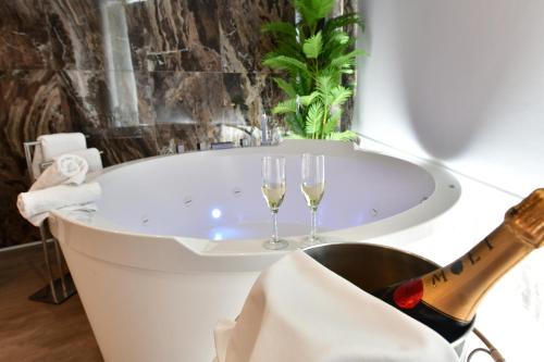 Suite Superior con vistas al mar del hotel Salobreña Suites. Foto 17