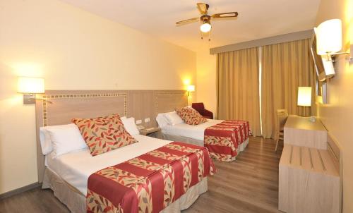 Habitación Superior con balcón - No fumadores del hotel Salobreña Suites. Foto 9