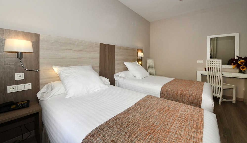 Habitación con 1 cama doble o 2 individuales del hotel Salobreña Suites