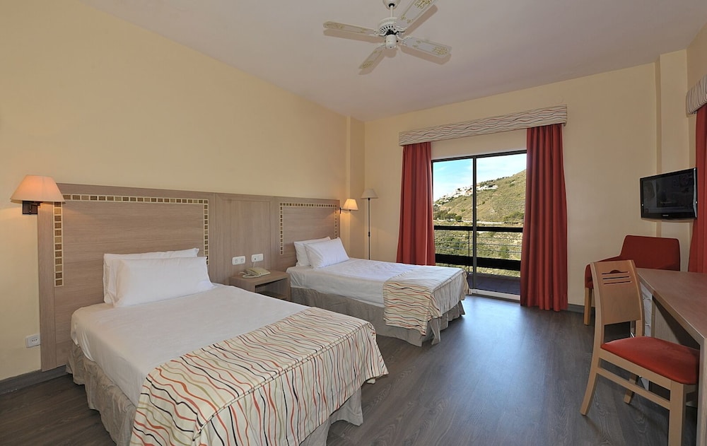 Habitación con 1 cama doble o 2 individuales del hotel Salobreña Suites. Foto 1