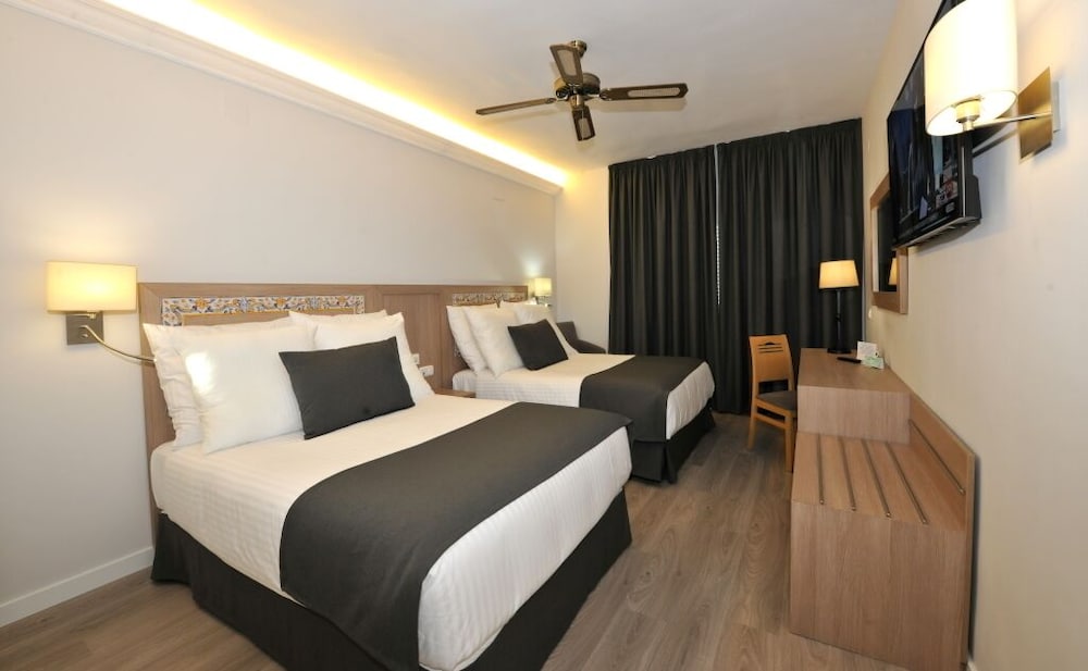 Habitación con 1 cama doble o 2 individuales del hotel Salobreña Suites. Foto 2