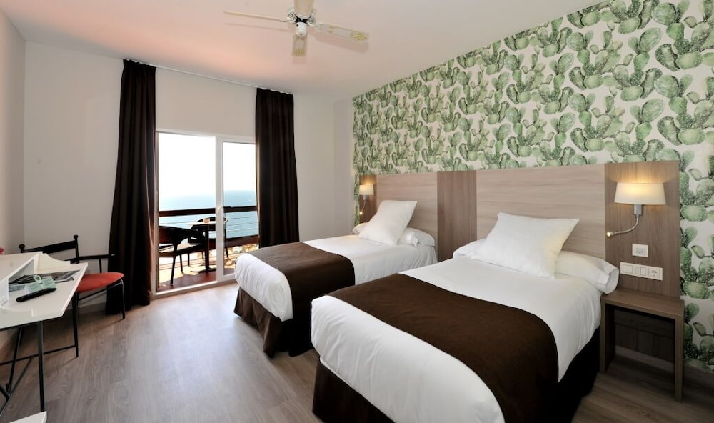 Habitación superior con 1 cama doble o 2 individuales del hotel Salobreña Suites