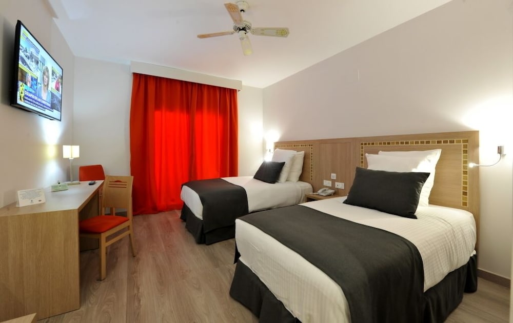 Habitación superior con 1 cama doble o 2 individuales del hotel Salobreña Suites. Foto 1
