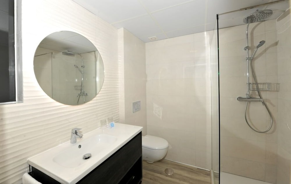 Habitación superior con 1 cama doble o 2 individuales del hotel Salobreña Suites. Foto 3