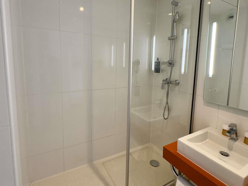 Habitación Estándar con 1 cama doble del hotel Ibis Styles Bordeaux Saint Médard. Foto 10