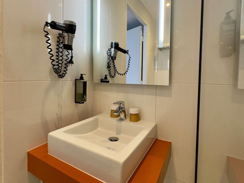 Habitación Estándar con 1 cama doble del hotel Ibis Styles Bordeaux Saint Médard. Foto 11