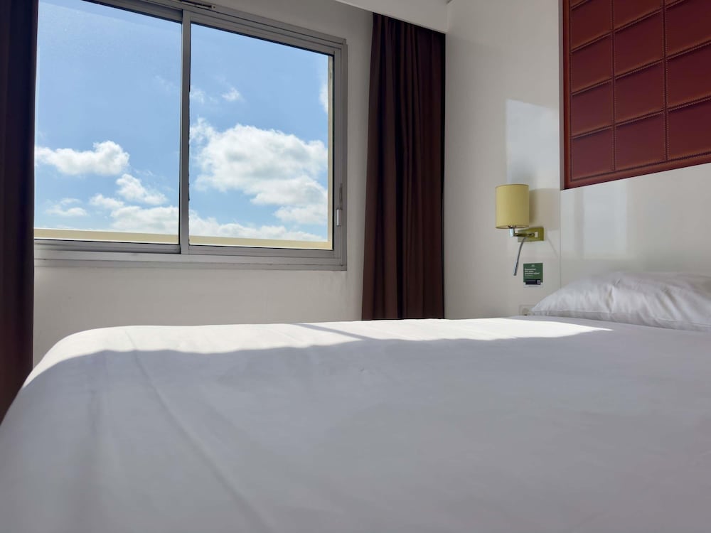 Habitación Estándar con 1 cama doble del hotel Ibis Styles Bordeaux Saint Médard. Foto 15