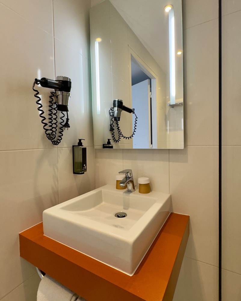 Habitación estándar con 2 camas individuales del hotel Ibis Styles Bordeaux Saint Médard. Foto 2