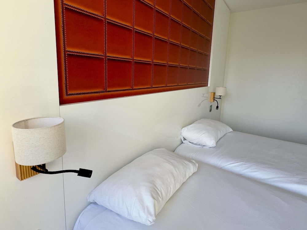 Habitación estándar con 2 camas individuales del hotel Ibis Styles Bordeaux Saint Médard. Foto 5
