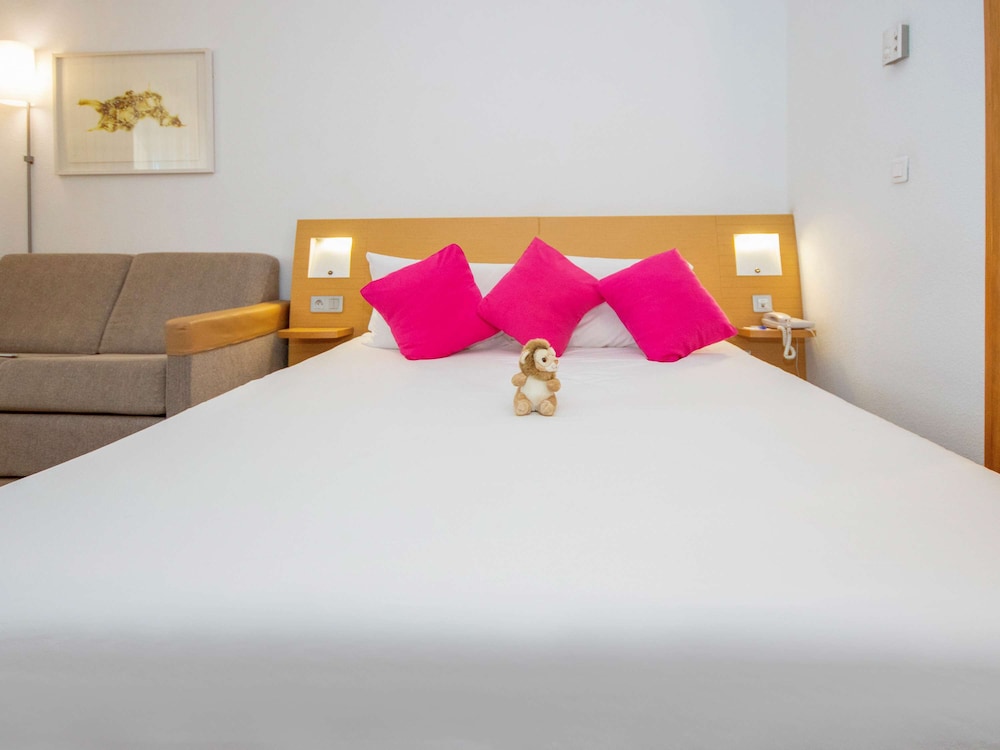 Habitacion Superior con 1 cama doble y Sofa del hotel Novotel Tunis. Foto 2