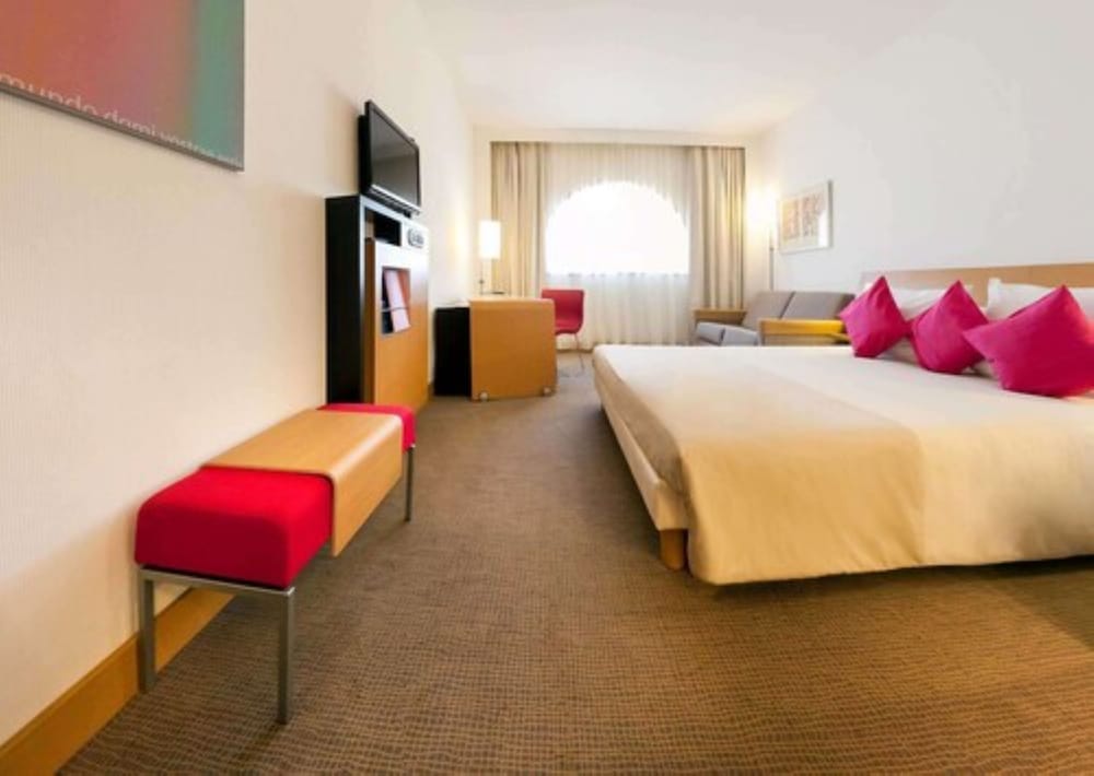 Habitacion Superior con 1 cama doble y Sofa del hotel Novotel Tunis. Foto 4
