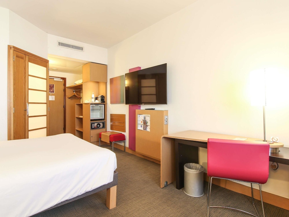 Habitacion Superior con 1 cama doble y Sofa del hotel Novotel Tunis. Foto 8