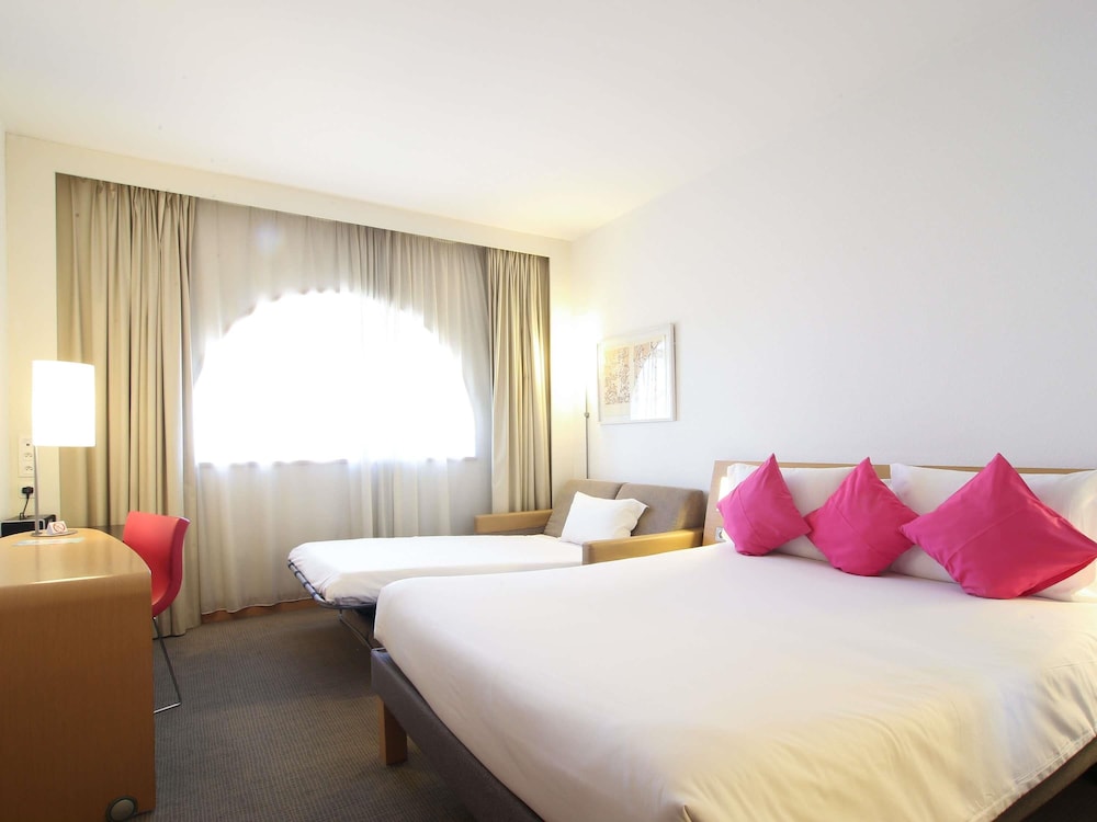 Habitacion Superior con 1 cama doble y Sofa del hotel Novotel Tunis. Foto 9