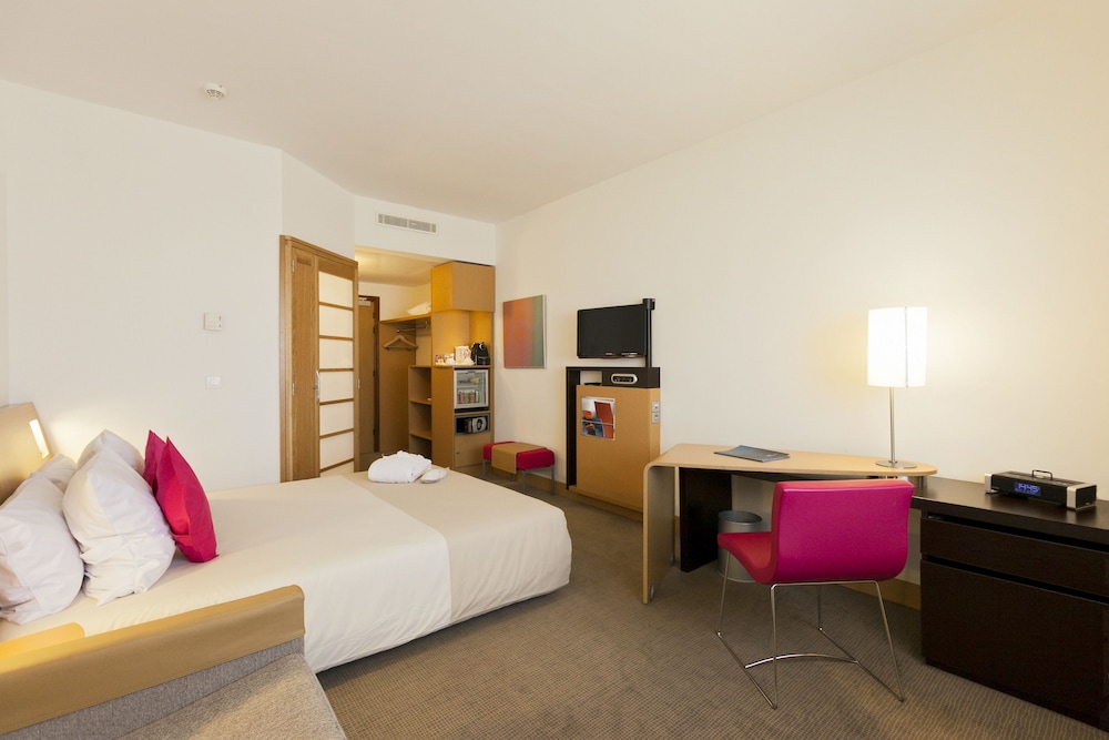 Habitacion Superior con 1 cama doble y Sofa del hotel Novotel Tunis. Foto 13