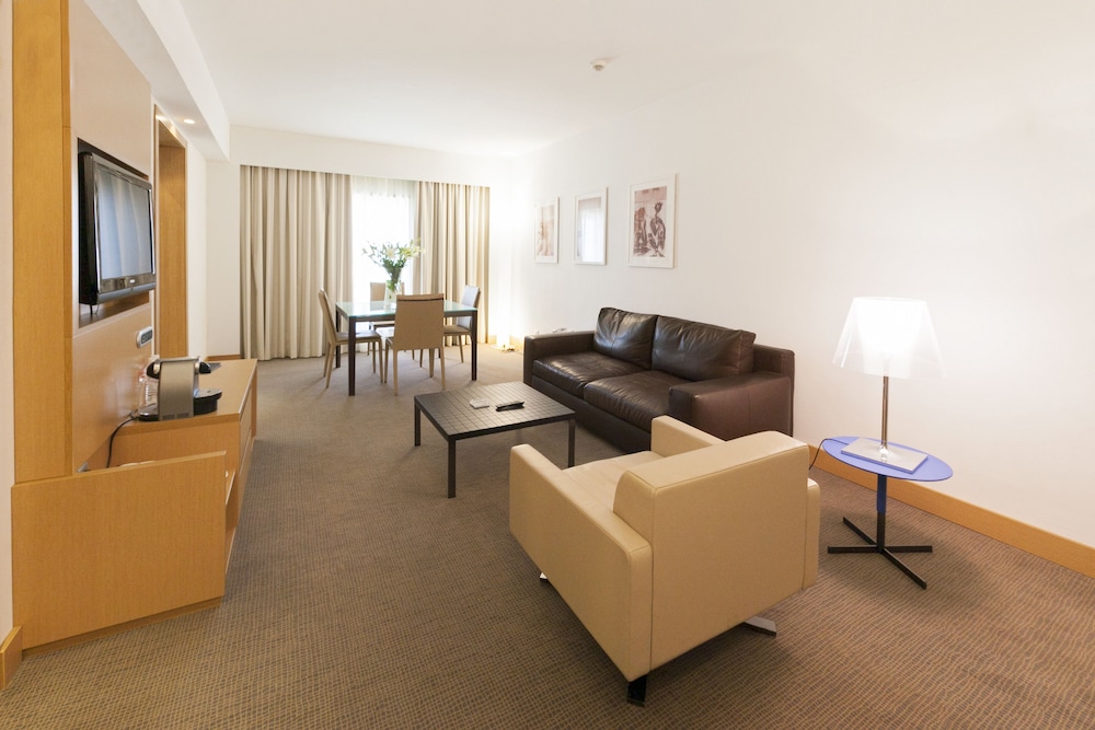 Habitacion Exécutive con 1 cama dobley sofa del hotel Novotel Tunis. Foto 4
