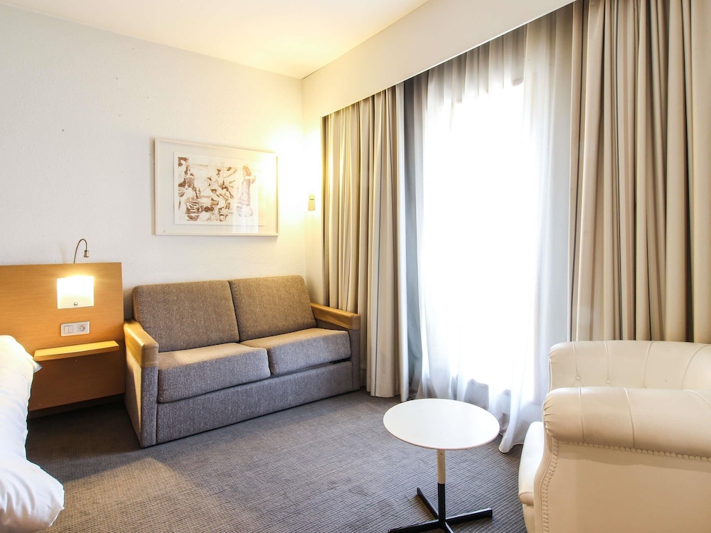 Habitacion Exécutive con 1 cama dobley sofa del hotel Novotel Tunis. Foto 6