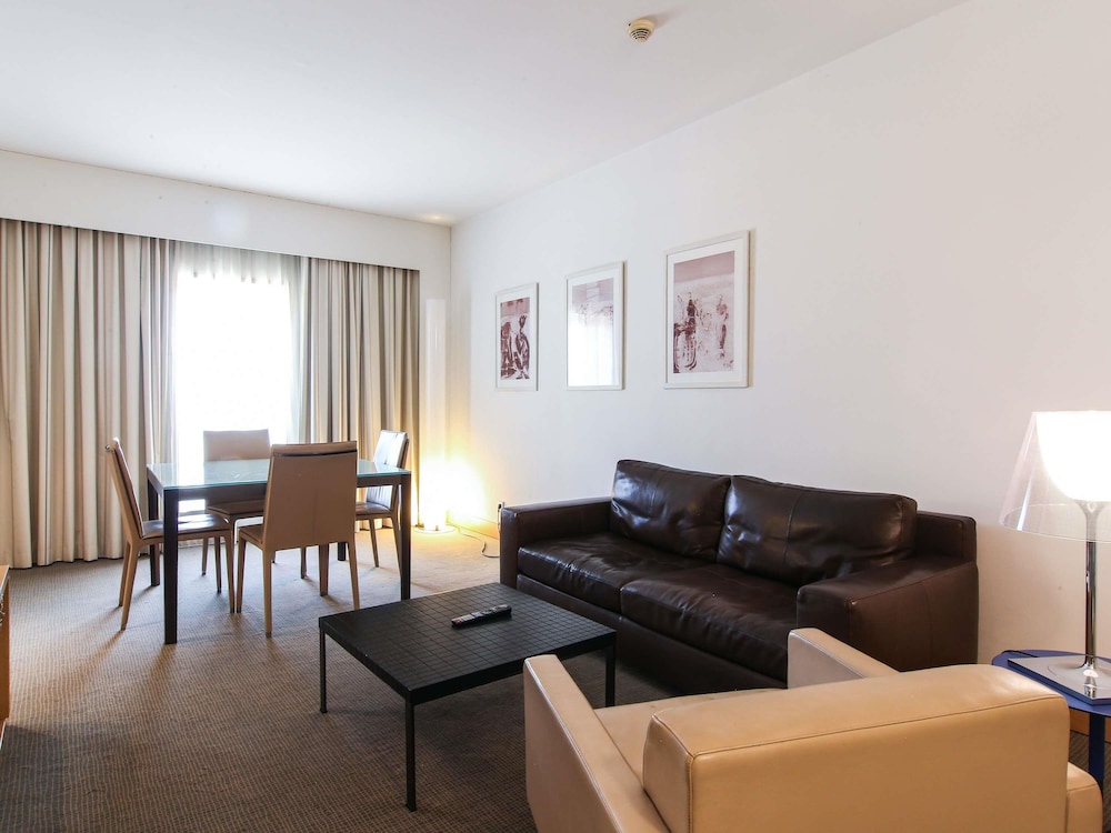 Habitacion Exécutive con 1 cama dobley sofa del hotel Novotel Tunis. Foto 7