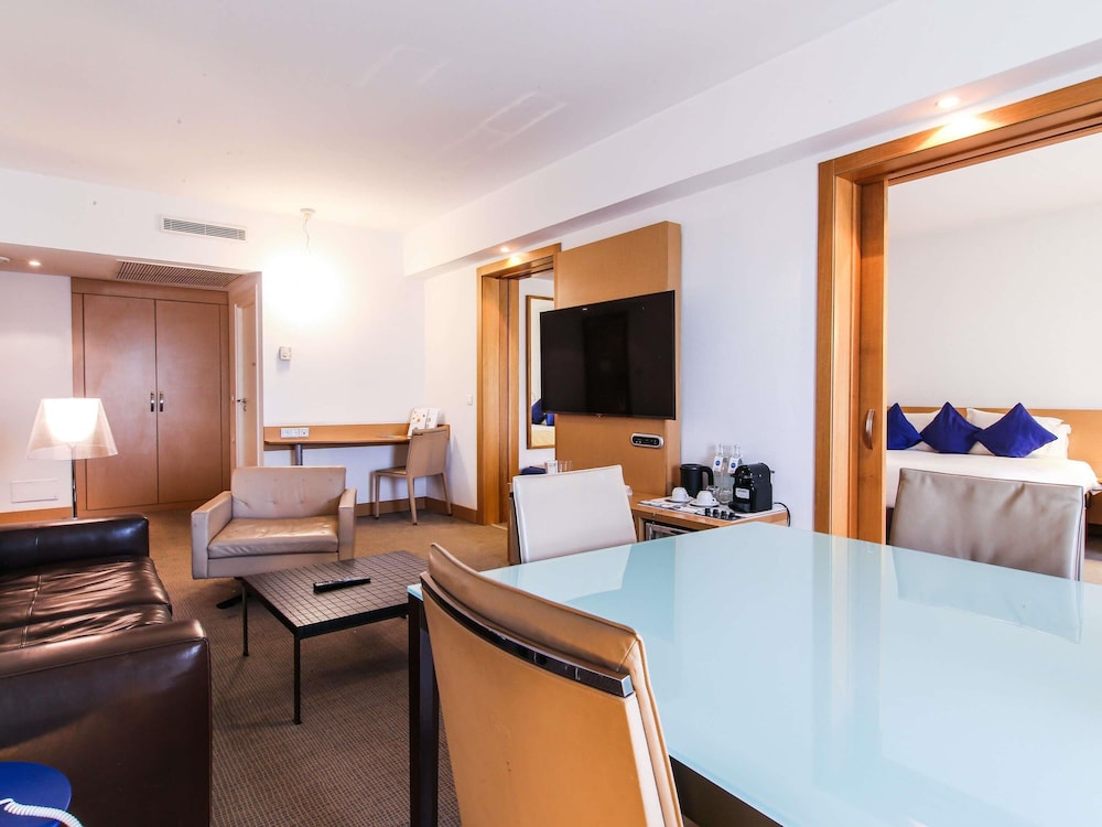 Habitacion Exécutive con 1 cama dobley sofa del hotel Novotel Tunis. Foto 12