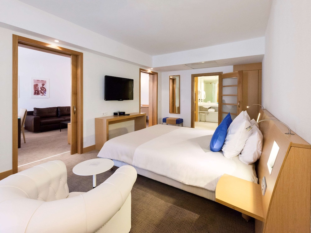 Habitacion Exécutive con 1 cama dobley sofa del hotel Novotel Tunis. Foto 15