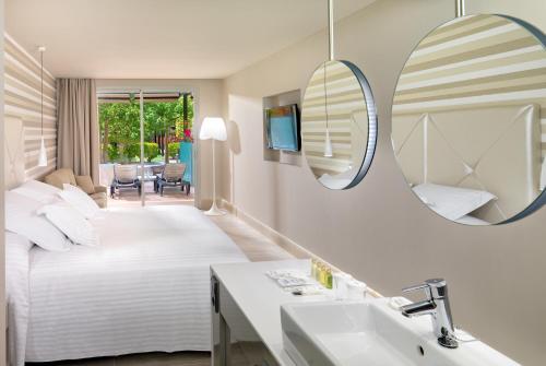 Habitación Deluxe con bañera de hidromasaje. del hotel Barceló Fuerteventura Mar. Foto 2