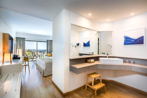 Habitación Deluxe con vistas al mar del hotel Barceló Fuerteventura Mar. Foto 4