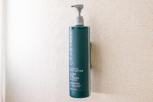 Habitación adaptada para personas de movilidad reducida con cama extragrande y ducha a ras de suelo del hotel Doubletree By Hilton Hotel Newark Airport. Foto 3