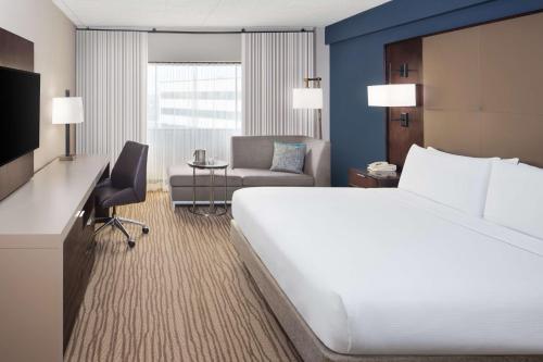 Habitación con cama extragrande y vistas - Planta superior del hotel Doubletree By Hilton Hotel Newark Airport