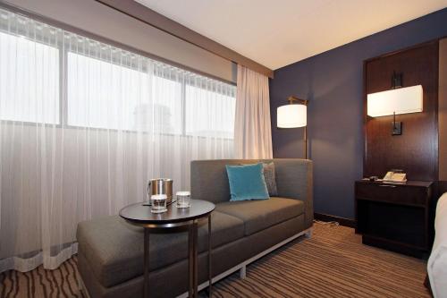 Suite con cama extragrande del hotel Doubletree By Hilton Hotel Newark Airport. Foto 1