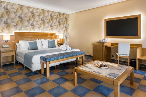 Junior suite Vista Mar Lujo 1 Cama king 2 Camas individuales del hotel Elba Sara Beach and Golf Resort. Foto 2