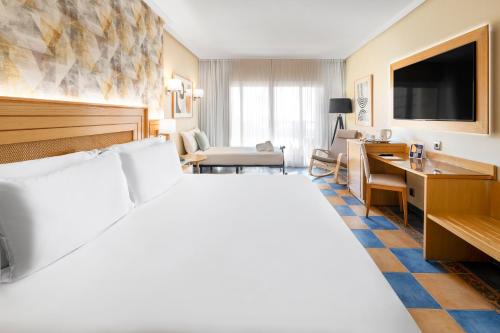 Habitación Doble con vistas al jardín del hotel Elba Sara Beach and Golf Resort. Foto 5