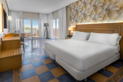 Habitación Doble con cama supletoria y vistas al mar del hotel Elba Sara Beach and Golf Resort. Foto 7