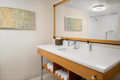 Suite Estudio con cama extragrande del hotel Hilton San Francisco Airport Bayfront. Foto 1