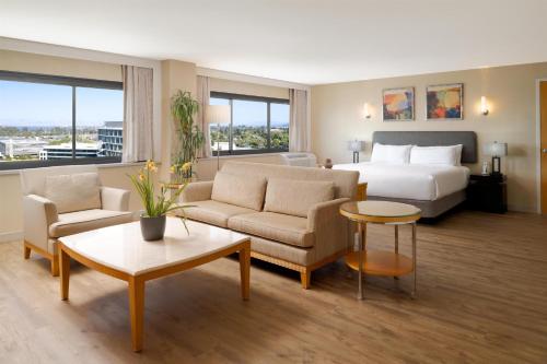 Suite Estudio con cama extragrande del hotel Hilton San Francisco Airport Bayfront. Foto 3